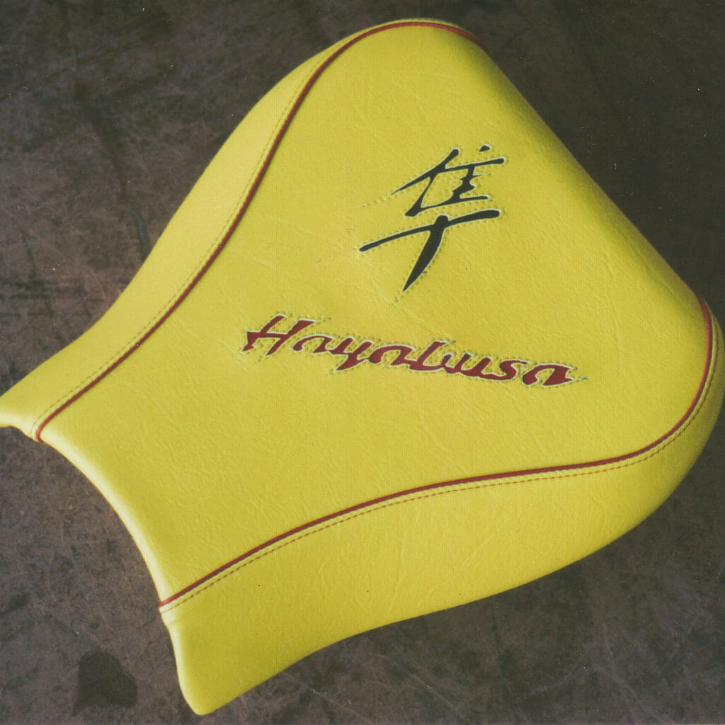 cuir jaune d'une selle moto hayabusa
